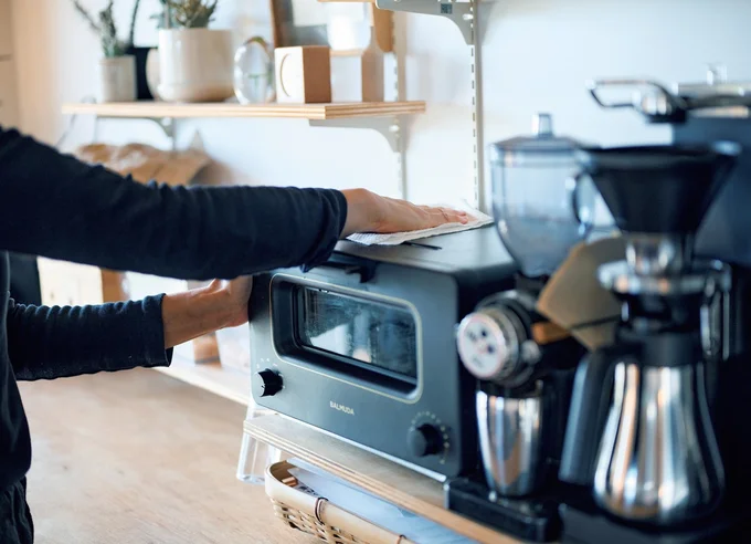 そのまま１枚で棚の上や周りを拭いて