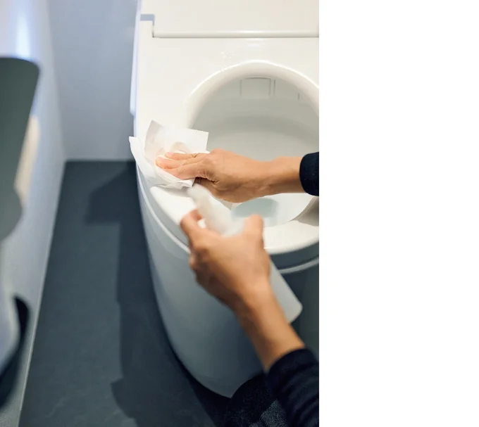 便器まわりをふきふき