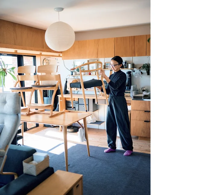 いすはテーブルの上へ