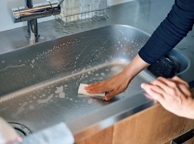 スポンジでシンクをこする