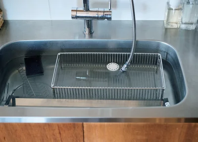 キッチンまわりの小物をシンクにつけ置き