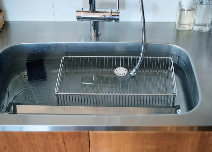 キッチンまわりの小物をシンクにつけ置き