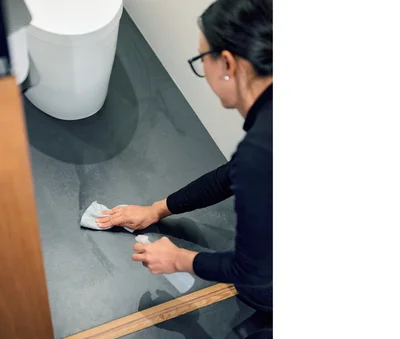 トイレはウエスを使って全体を拭く