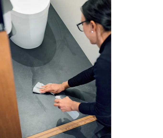 トイレはウエスを使って全体を拭く