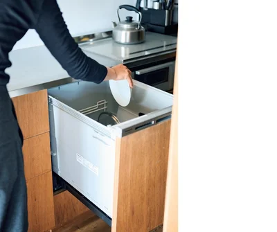 食器を食洗機に入れて