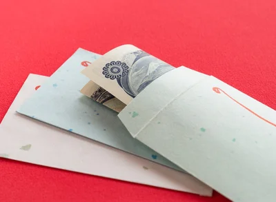 お札の入ったポチ袋（⇒次へ）