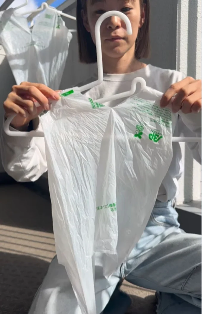 ビニール袋の角を斜めにカットする▶ハンガーにビニール袋をかけて…（⇒次へ）