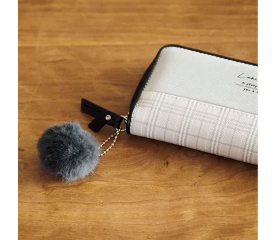 チャームをつけるならすっきりと見えるように！理想は1つだけが◎