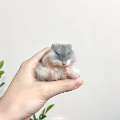 こんな感じ！これがあんなにもっふりしちゃうんですね……！▶mof.さんは、このほかにもさまざまな姿のハムスターを手掛けています（⇒次へ）