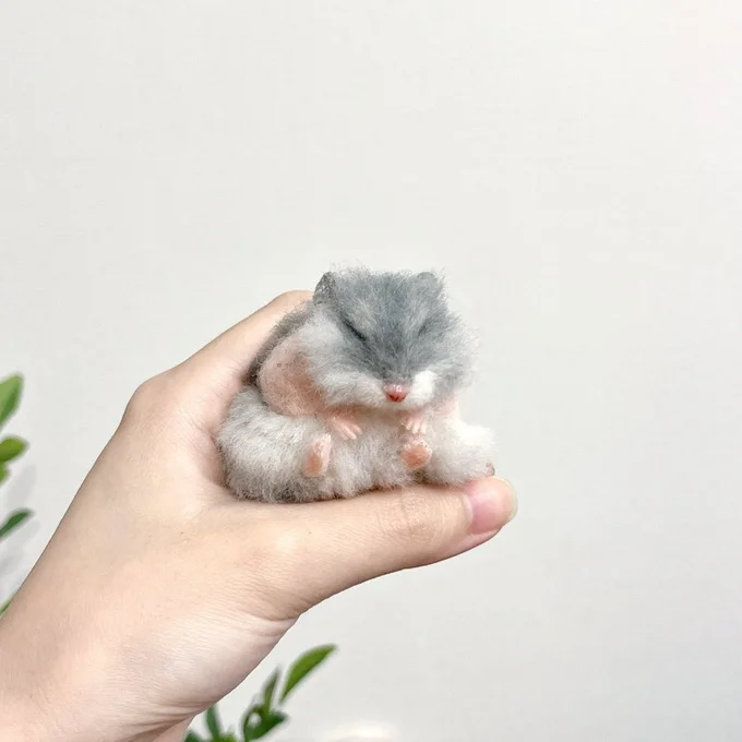 こんな感じ！これがあんなにもっふりしちゃうんですね……！▶mof.さんは、このほかにもさまざまな姿のハムスターを手掛けています（⇒次へ）
