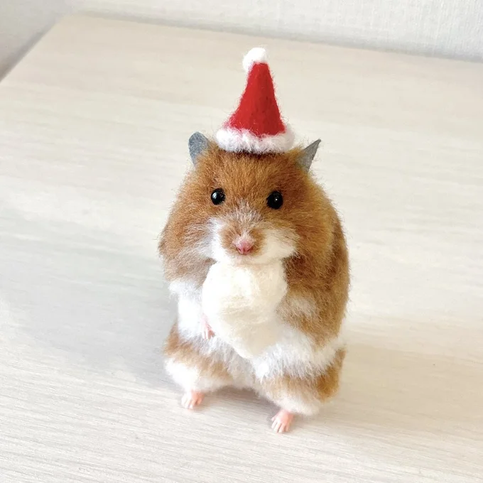 「え、まだクリスマスじゃないの？」って言っているみたい（笑）▶壁を登るハムスターは、（⇒次へ）