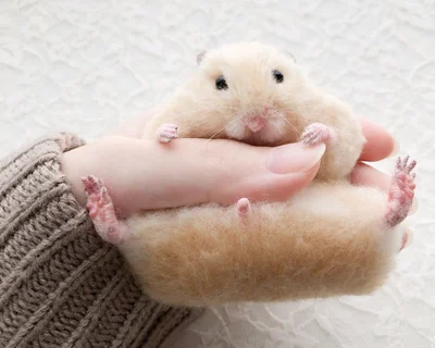 まるで本物みたい！躍動感がすごいですね！▶砂浴びしている姿を模ったオーダーメイドのハムちゃんも（⇒次へ）