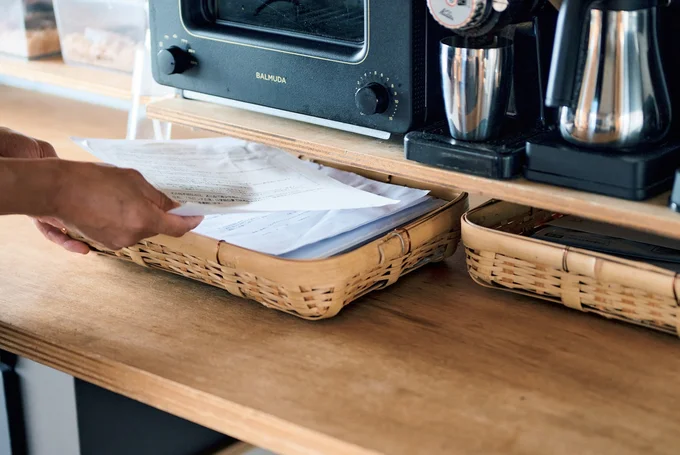 書類などは散らかってもすぐ戻せるように、放り込むだけの収納をつくる