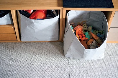 おもちゃなどが散らかりやすい場所は全部、収納にざっくり放り込むだけ！