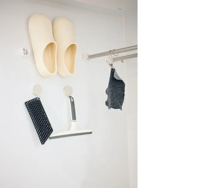 浴室はクロスやブラシ、水切りワイパーなどを壁に浮かせて収納