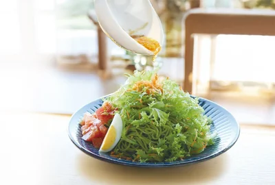 かけた瞬間、ふわっとだしが香る。サラダが主役になるだしドレ