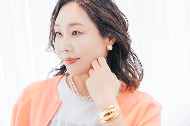 小物使いのポイントは、カジュアルなデザインのネックレスとイヤリングのパール