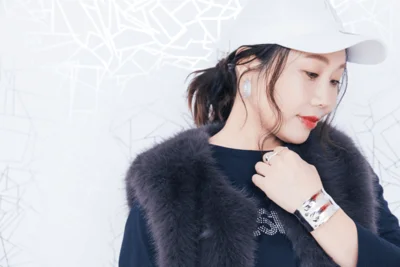 小物はシルバーでまとめて、ほどよくクールさをプラス