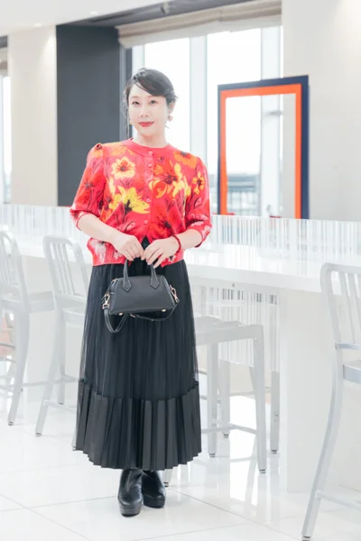 アートなニット柄がポイント。黄金バランスのエレガントコーデ