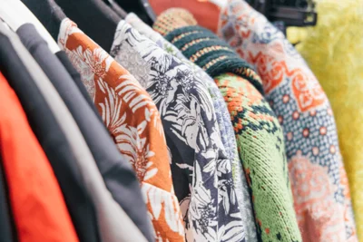 QVCの取り扱いブランドから、にーよんさんのために揃えられた衣装がずらり