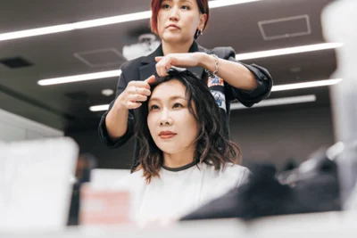 鏡の中でどんどん変わっていく自分の表情に、ドキドキが止まらない様子