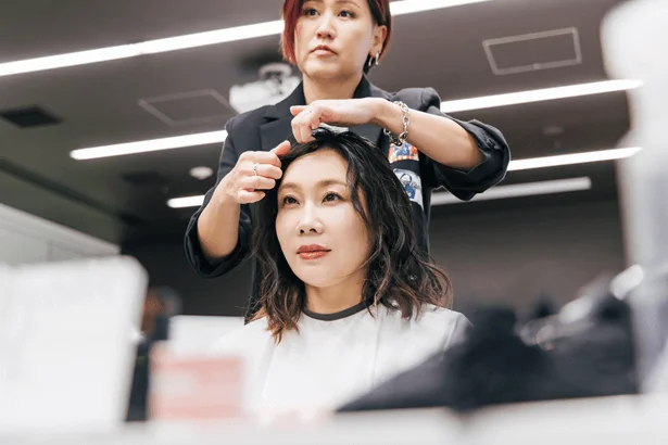 鏡の中でどんどん変わっていく自分の表情に、ドキドキが止まらない様子