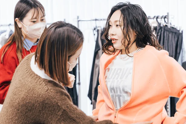 QVCの生放送の舞台裏話も教えてくれました