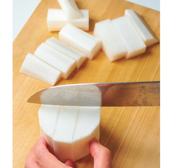 大根は長さを半分に切ったら立てて置き、縦横2回ずつ切って9切れに。