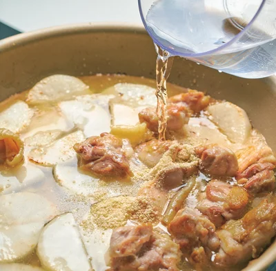 大根は炒めてから煮ているので、下ゆでなしでも味がしみこむ。