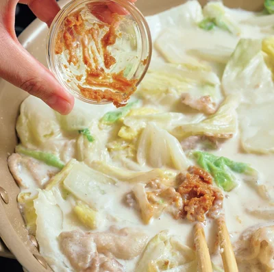 みそは牛乳と反応して分離しやすいので、具が煮えてから火を止めて加える