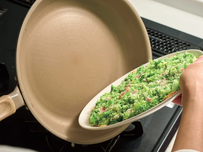 フライ返しで返すのは難しいので、まず皿にスライドさせ、利き手に皿、反対の手にフライパンを持ち、縦に重ねるように近づけ「ホッ」と裏返します