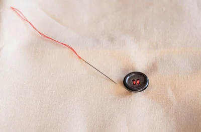 ボタン付けをした布（⇒次へ）