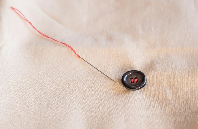 ボタン付けをした布（⇒次へ）