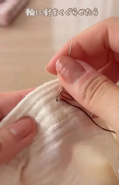 糸を生地に固定する▶糸が生地に留まったところで…（⇒次へ）