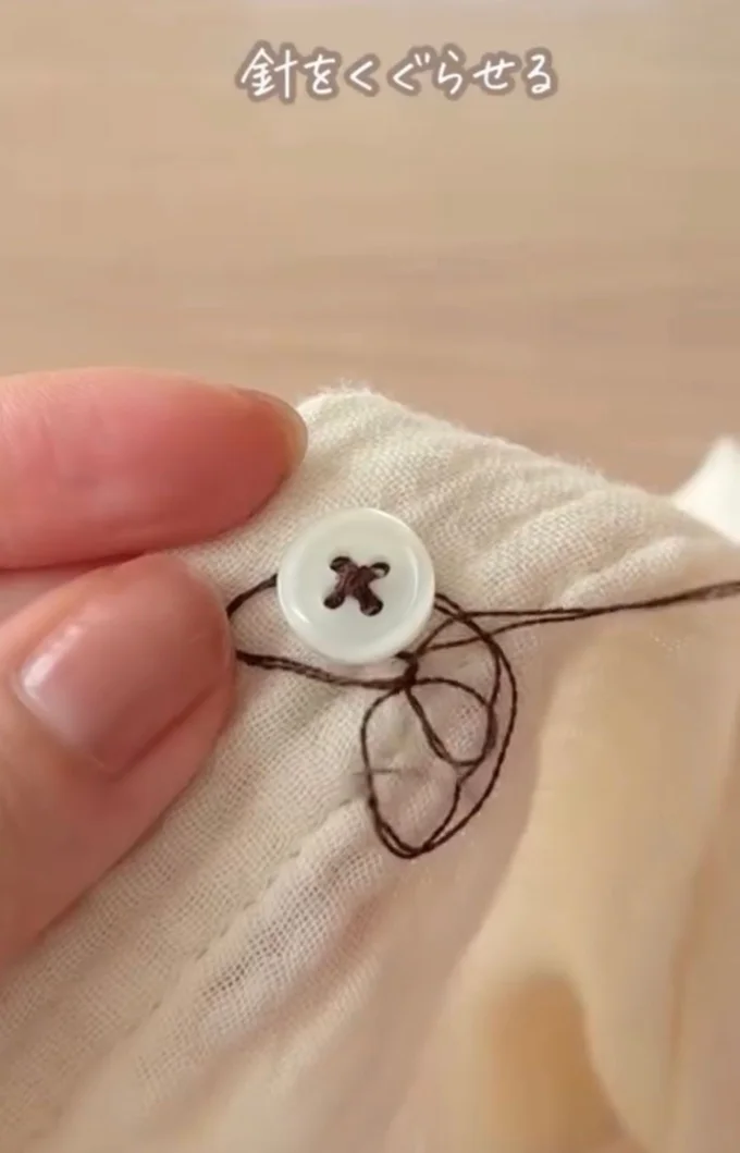 輪の中に針をくぐらせる▶生地の間に針を通して…（⇒次へ）