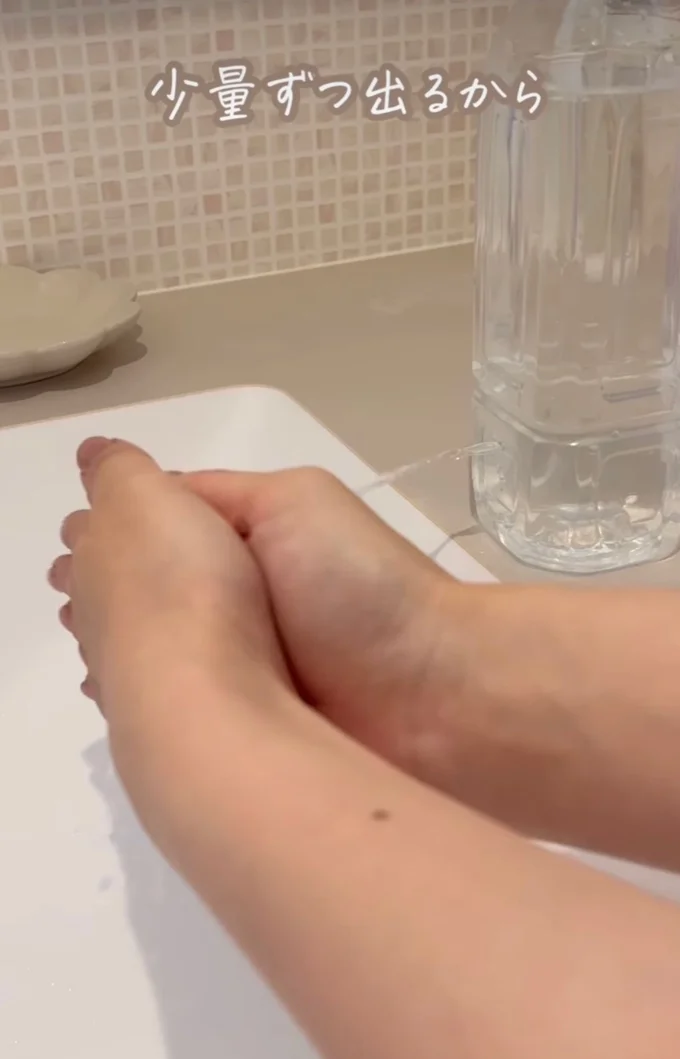 ペットボトルに小さな穴を開ければ節水蛇口の完成▶（次画像から毎日を楽しく過ごすためのヒントが満載の『メンタル強め美女白川さん5』が読めます）