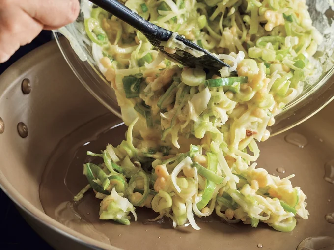 生地の半量をフライパンに流し入れて広げる