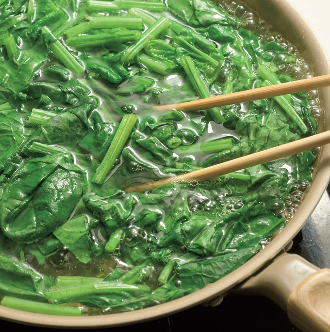 ほうれん草は切ってからフライパンでゆでると、湯が沸くのも早いしラク