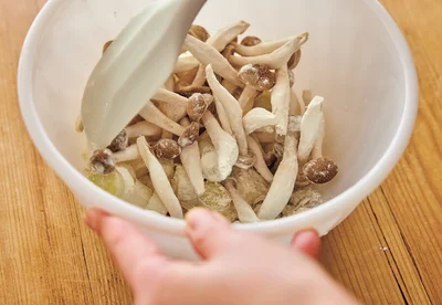 クリーム系のドリアは、加熱前の具に小麦粉をまぶすことでとろみをつけるからラク！