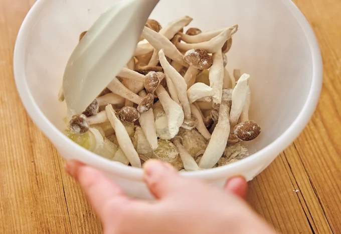 クリーム系のドリアは、加熱前の具に小麦粉をまぶすことでとろみをつけるからラク！