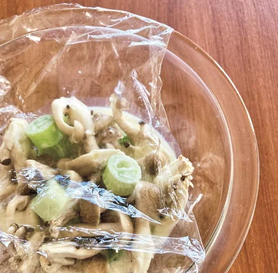 ソースの水分が多いドリアは、吹きこぼれないように少しすき間をあけてラップをかけて！