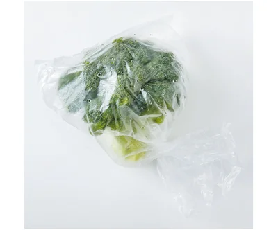 まるごとポリ袋に入れ、口を縛らずに軽くねじるか折るかして、チルド室へ