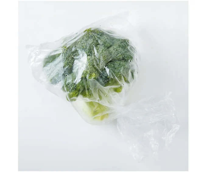 まるごとポリ袋に入れ、口を縛らずに軽くねじるか折るかして、チルド室へ