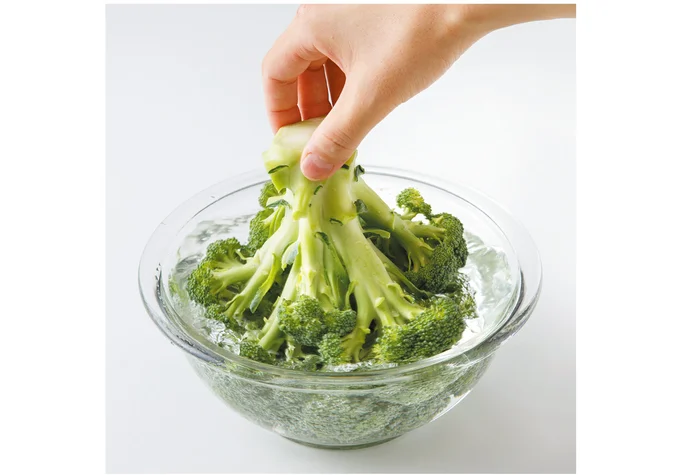 茎の部分を持ってゆするようにして洗う