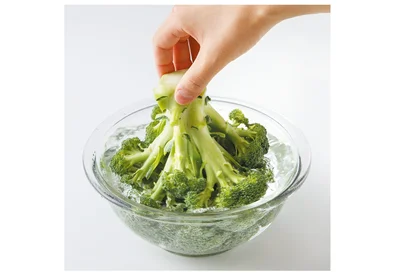 流水にさらして、さっと洗う