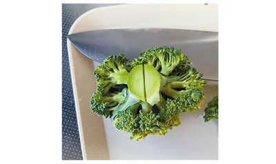 根元のほうに包丁で切り込みを入れる