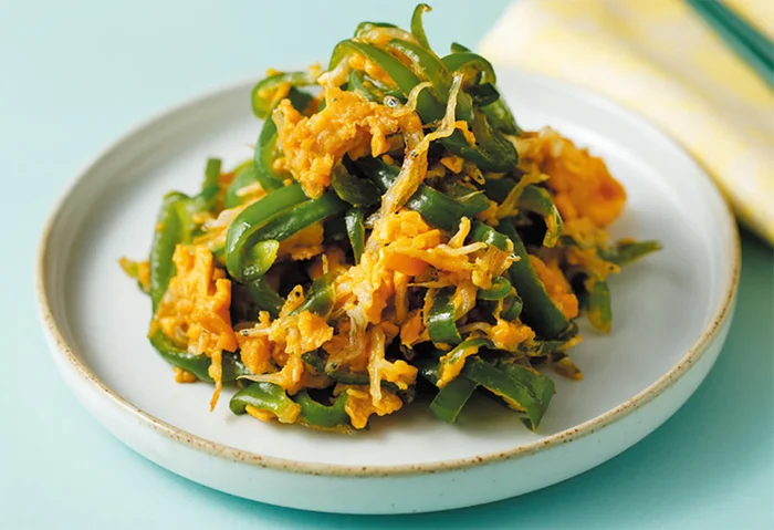 栄養摂取か、苦み軽減か。切り方で葛藤するピーマンを使った「ピーマンのじゃこ入り卵炒め」