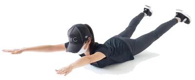 うつぶせになった後、スーパーマンのような体勢になります