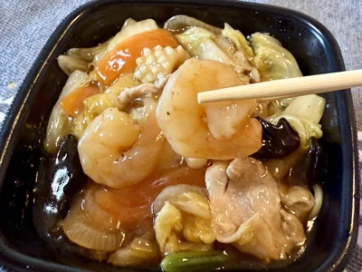 エビとイカが2つずつ入った、ごほうび感のある一品