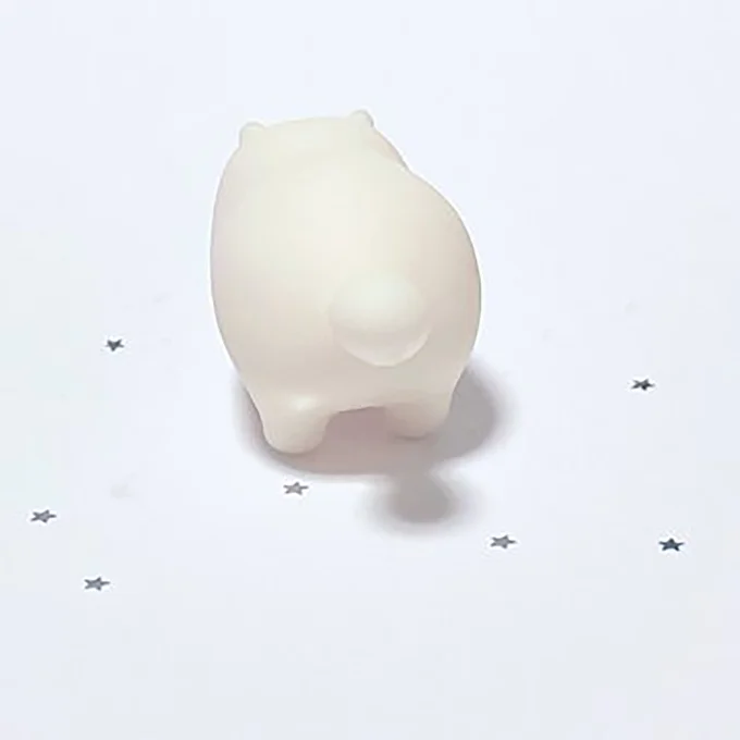 おしりがかわいいしろたぬき▶見つめられると…（⇒次へ）